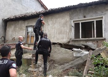 Bursa’da polis ekiplerinden terk edilmiş evlere baskın