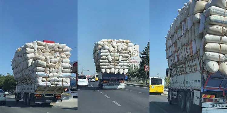 Saman yüklü kamyon trafiği tehlikeye attı