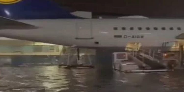 Frankfurt Havalimanı’nı su bastı
