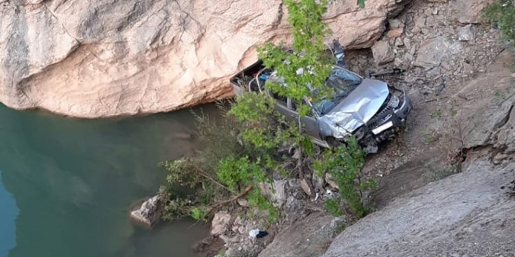 Karaman’da kamyonet Göksu Nehrine uçtu