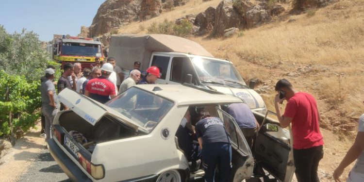 İki araç çarpıştı 2’si ağır, 5 yaralı