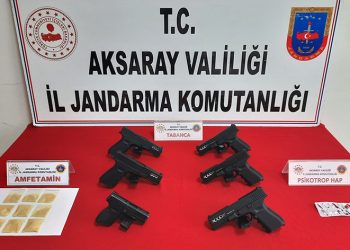 Arabadan uyuşturucu, motor kısmından silah çıktı