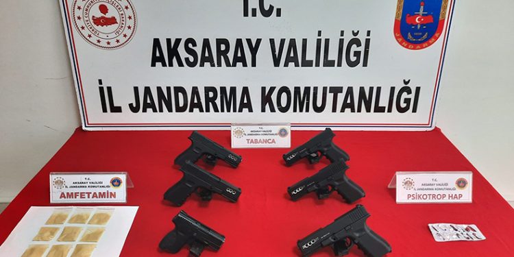 Arabadan uyuşturucu, motor kısmından silah çıktı