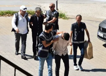 Dövüp, 4 el parmağını kestiler