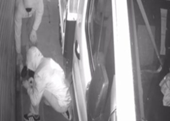 Sürünerek girdikleri dükkandan hırsızlık yaptılar