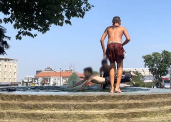 Bursa’da sıcaklardan bunalan çocukların tehlikeli oyunu