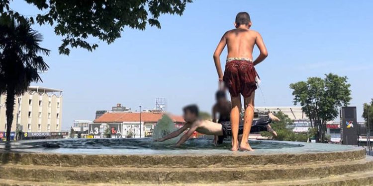 Bursa’da sıcaklardan bunalan çocukların tehlikeli oyunu