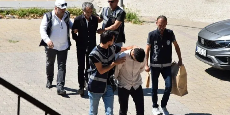 Dövüp, 4 el parmağını kestiler