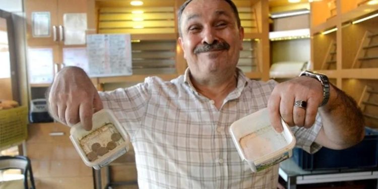 Madeni para sıkıntısı yaşayan fırıncıdan ilginç çözüm