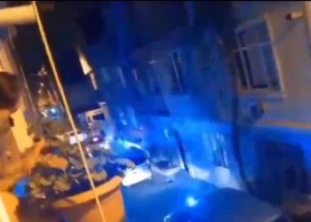 Ekipler baskın yaptı, mahalleli alkışla destek verdi