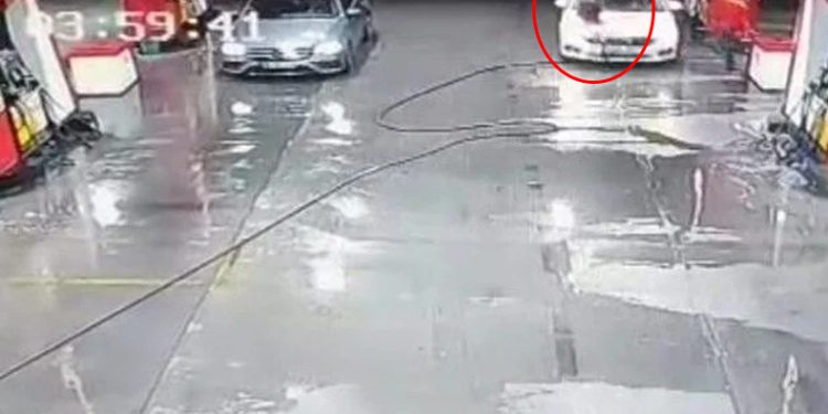 Akaryakıt istasyonunda feci kaza