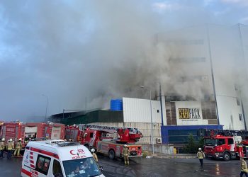 Cam üretim fabrikasında yangın