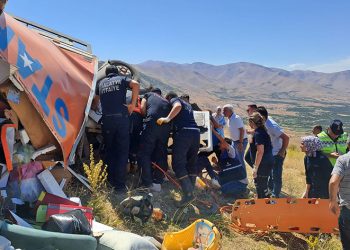 Freni patlayan kamyon şarampole devrildi