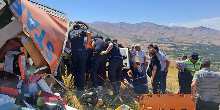 Freni patlayan kamyon şarampole devrildi