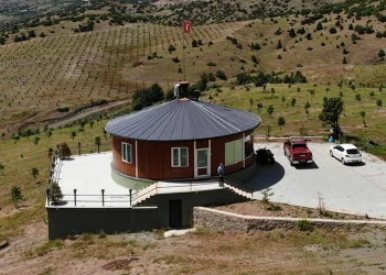 Dağ başında 360 derece dönen ev