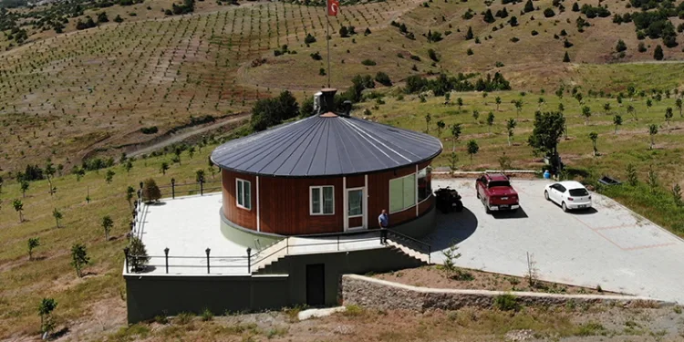 Dağ başında 360 derece dönen ev