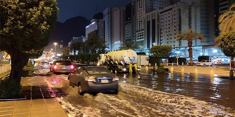 Kabe’de şiddetli yağış ve fırtına