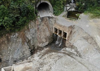 Heyelanın yıktığı 50 ili ilgilendiren yola köprü