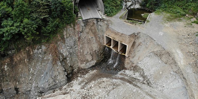 Heyelanın yıktığı 50 ili ilgilendiren yola köprü