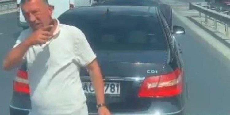 Ambulansın önünü kesip içine bakmak istedi ceza yedi