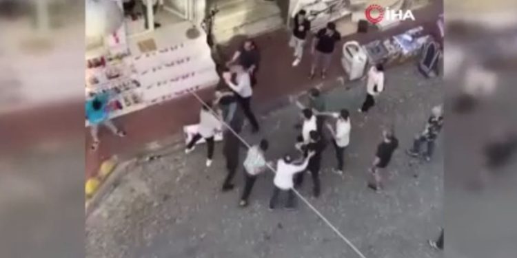 Fatih’te iki grup birbirine girdi,