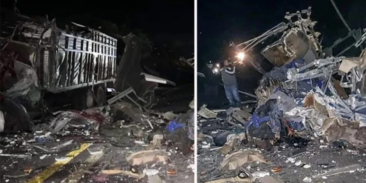 Göçmenleri taşıyan tır kaza yaptı