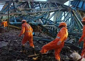 Köprü inşaatında vinç devrildi