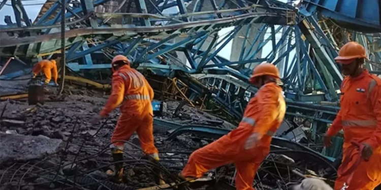 Köprü inşaatında vinç devrildi