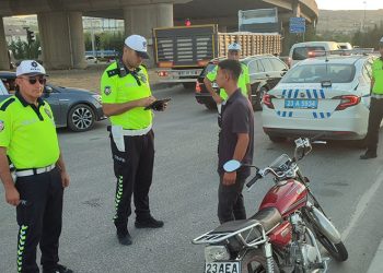 Yatarak motosiklet süren sürücüye ceza