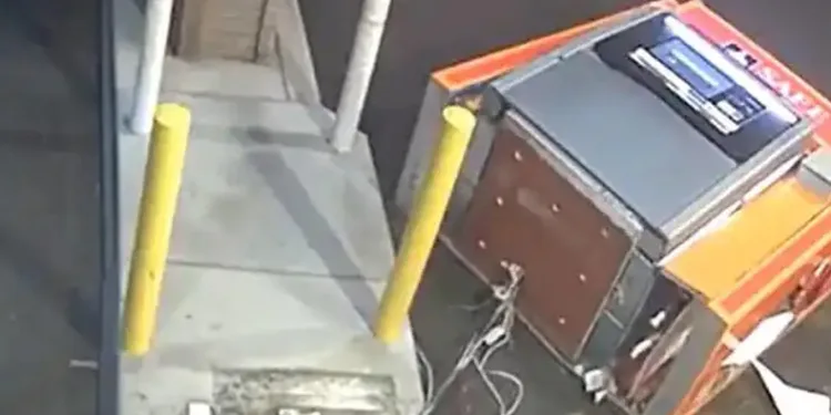 ATM’yi yerinden söküp çaldı