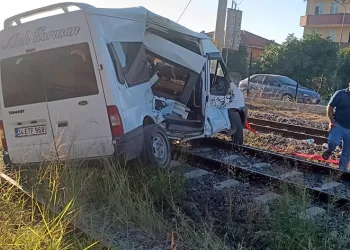 Yük treni ile minibüs çarpıştı
