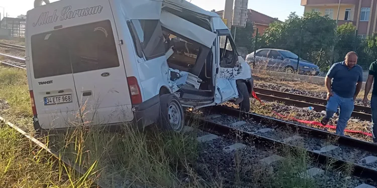 Yük treni ile minibüs çarpıştı