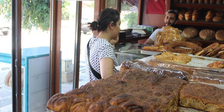 Fırıncıların sıcak havalarda zorlu mesaisi