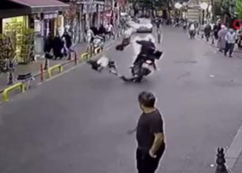 Fatih’te motosiklet ile scooter çarpıştı