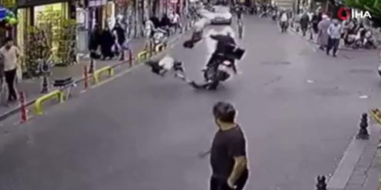 Fatih’te motosiklet ile scooter çarpıştı