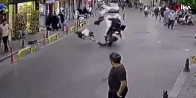 Fatih’te motosiklet ile scooter çarpıştı