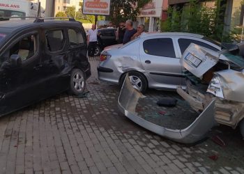 Park halindeki 3 otomobile çarptı