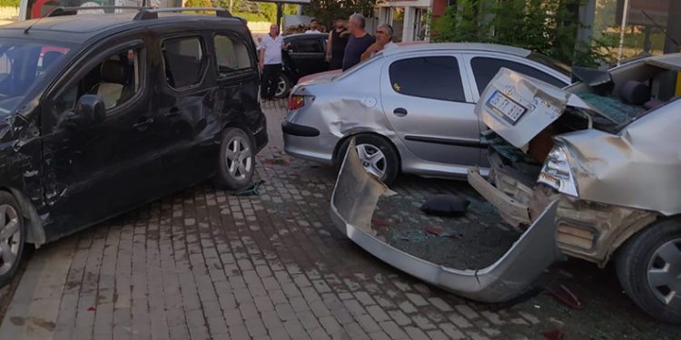 Park halindeki 3 otomobile çarptı