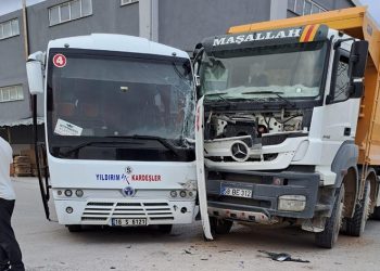 Kamyon ile minibüs çarpıştı