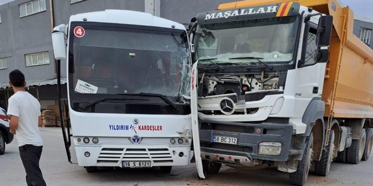 Kamyon ile minibüs çarpıştı