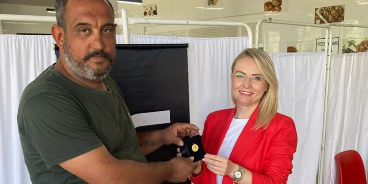 Rekor kan bağışı yapan vatandaşa altın madalya