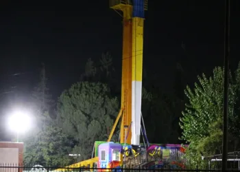 Lunaparkta savrulan salıncak ağaca çarptı