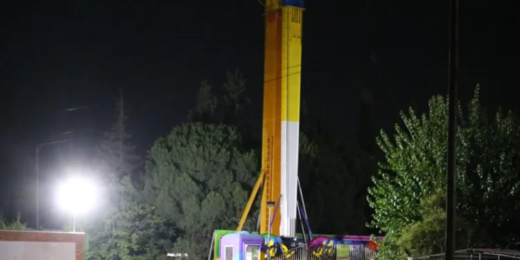 Lunaparkta savrulan salıncak ağaca çarptı