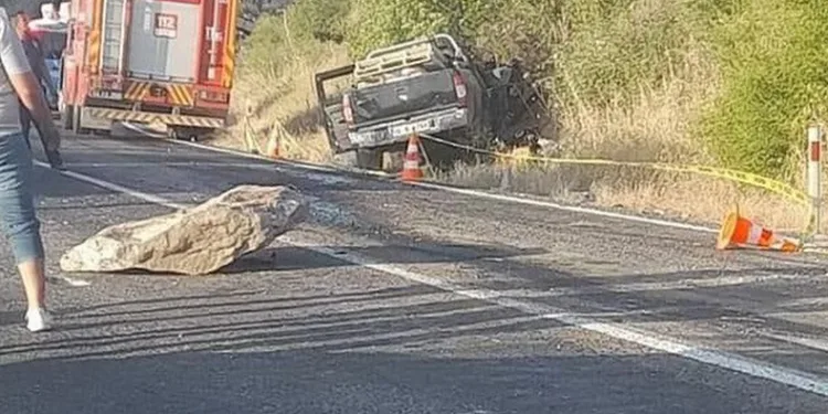 Manisa’da kamyonetin üzerine kaya düştü