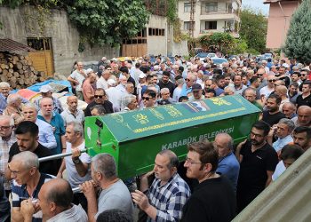 Denize kaçan terliğini kurtarmak için can verdi