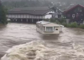 Köprüye çarpıp kağıt gibi ezildi