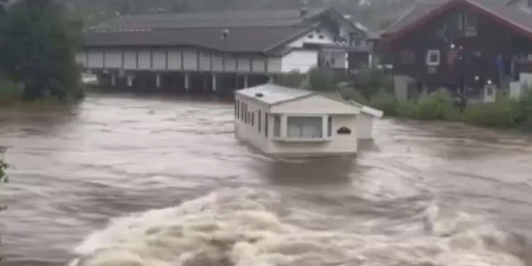 Köprüye çarpıp kağıt gibi ezildi