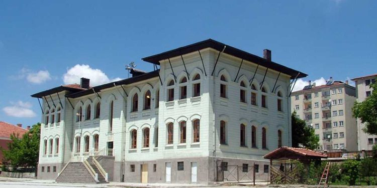 Tarihi mektep halka açılacak