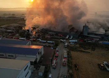 Bursa’daki yangın günün ilk ışıklarıyla böyle görüntülendi