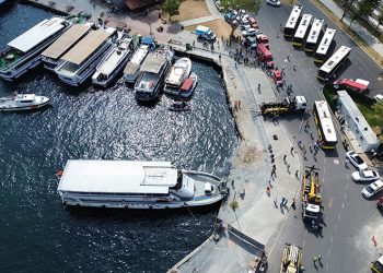 Otobüsü denizden çıkarma çalışmaları